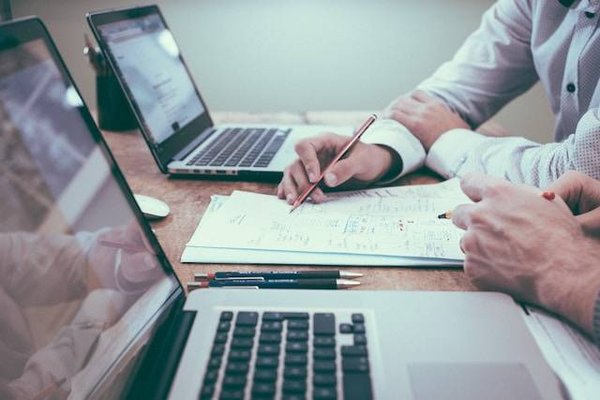 Comment déléguer la gestion de sa location à une agence immobilière ou à un gestionnaire en ligne ?